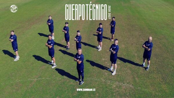 Cuerpo técnico del Zamora CF posando en el campo de entrenamiento