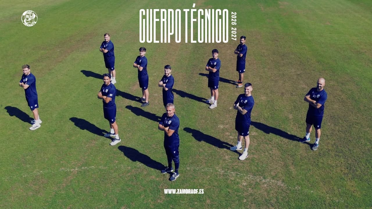 Cuerpo técnico del Zamora CF posando en el campo de entrenamiento