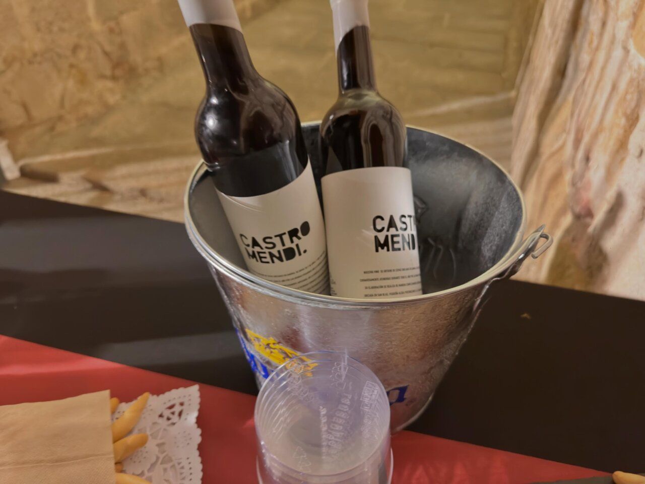 Botellas de vino en un cubo de metal durante una degustación