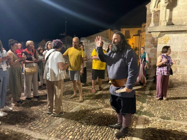 Grupo de personas en una degustación de productos locales en Zamora