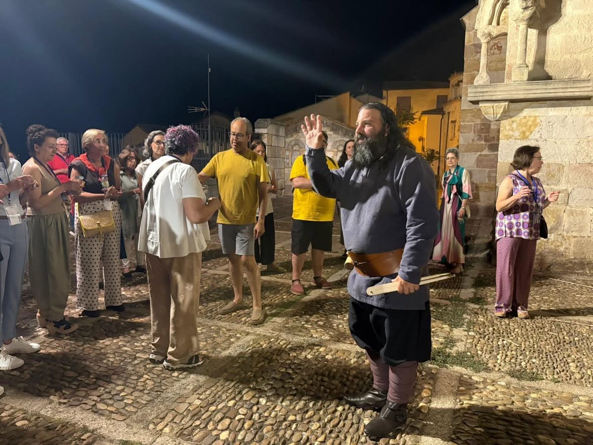 Grupo de personas en una degustación de productos locales en Zamora