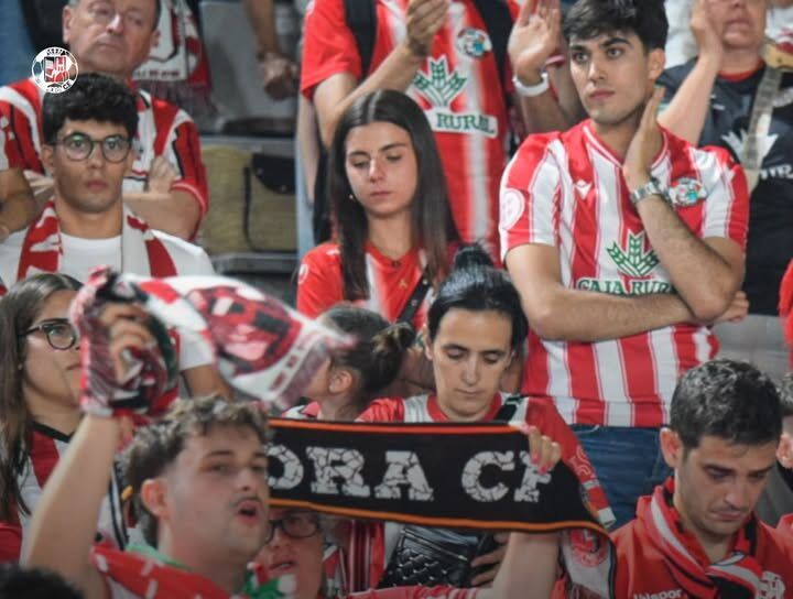 Aficionados del Zamora CF mostrando su apoyo en un evento deportivo.