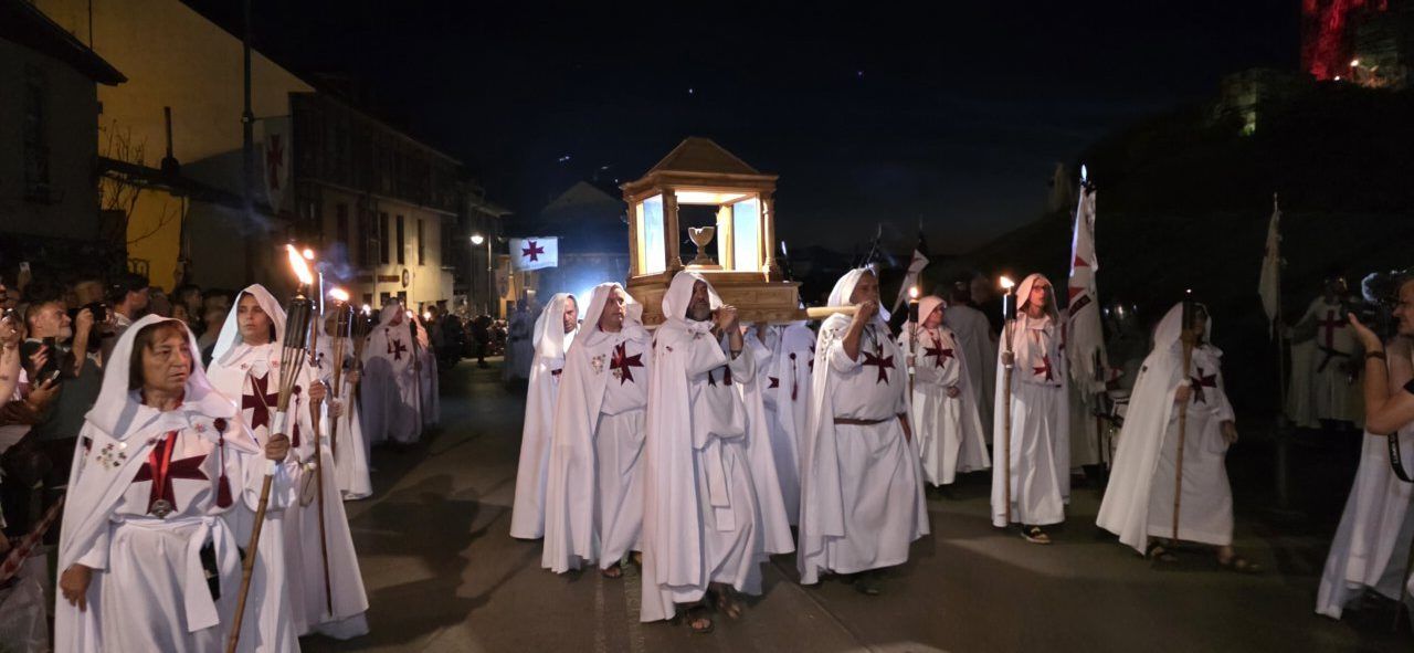 Desfile templario en Ponferrada con participantes en túnicas blancas