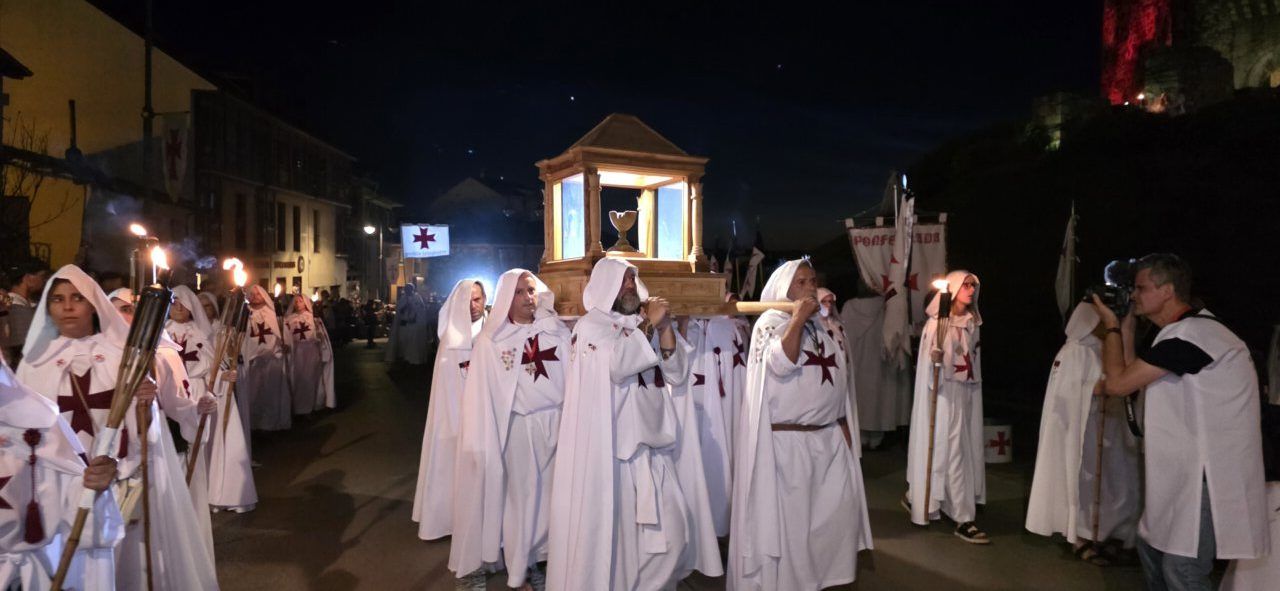 Participantes en el desfile templario de Ponferrada con antorchas
