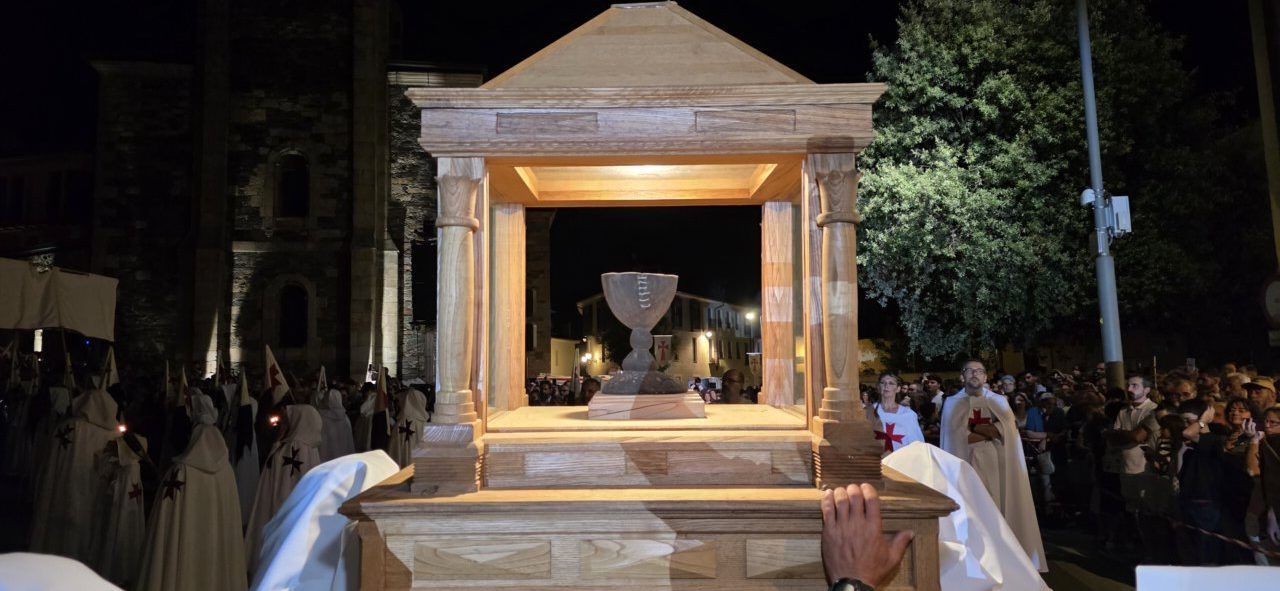 Carroza de madera en el desfile templario de Ponferrada con espectadores