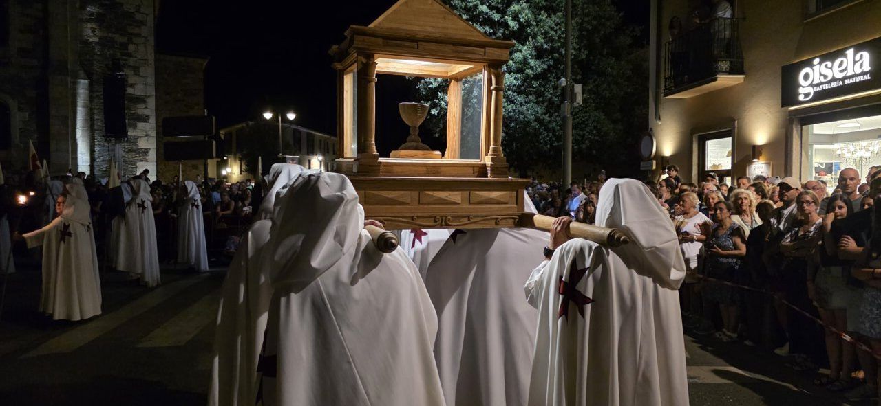 Participantes en el desfile templario de Ponferrada con capa blanca y cruz roja