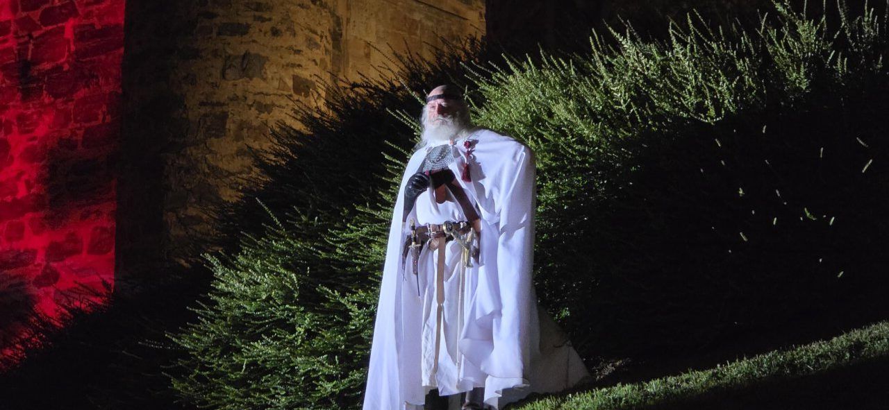 Participante del desfile templario de Ponferrada con vestimenta tradicional