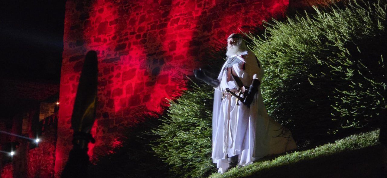 Participante del desfile templario en Ponferrada con vestimenta histórica.