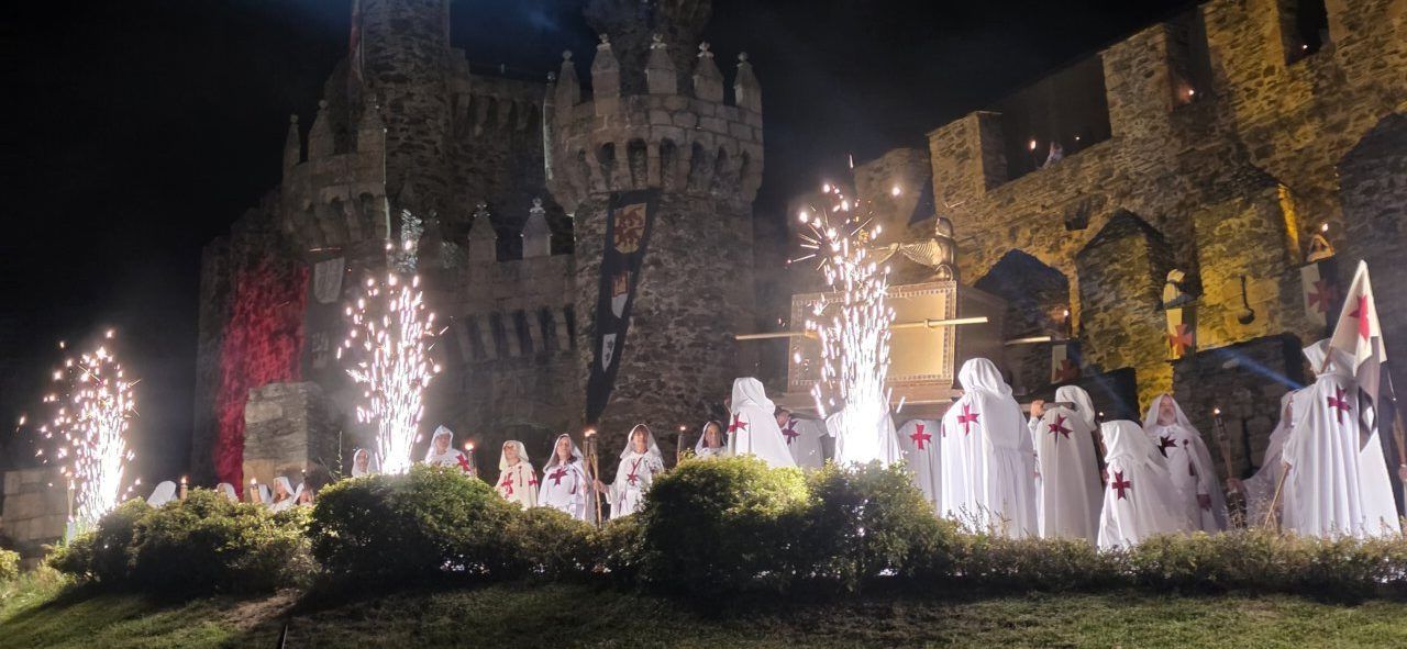 Desfile templario en Ponferrada con fuegos artificiales y castillo