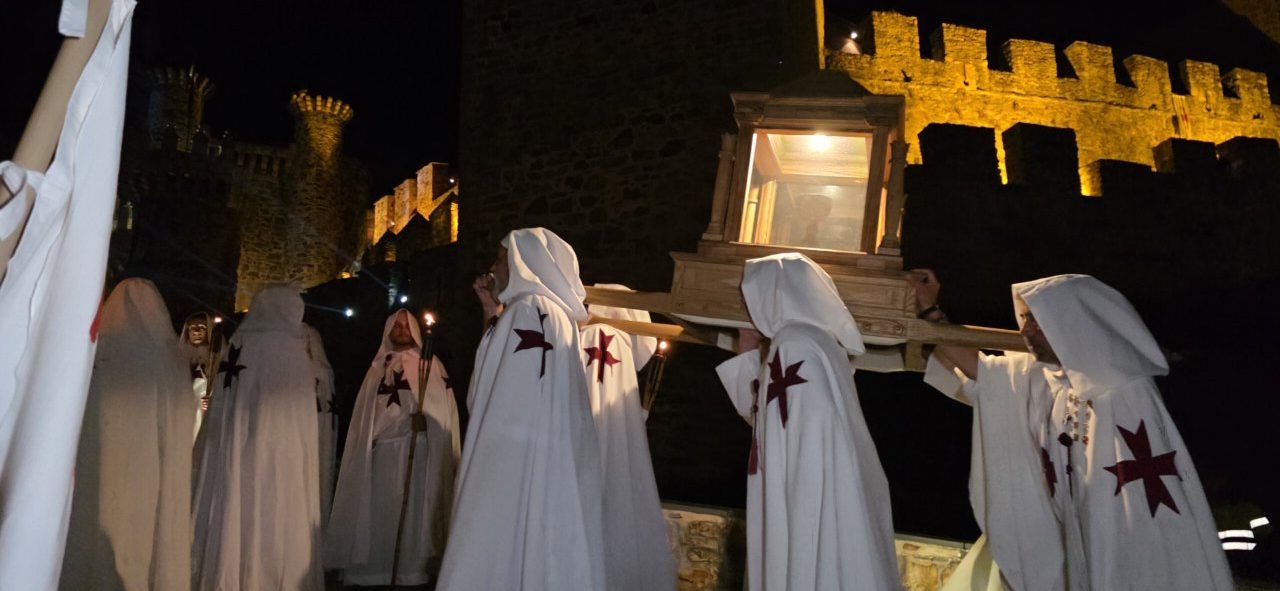 Participantes del desfile templario en Ponferrada con túnicas blancas y cruces rojas