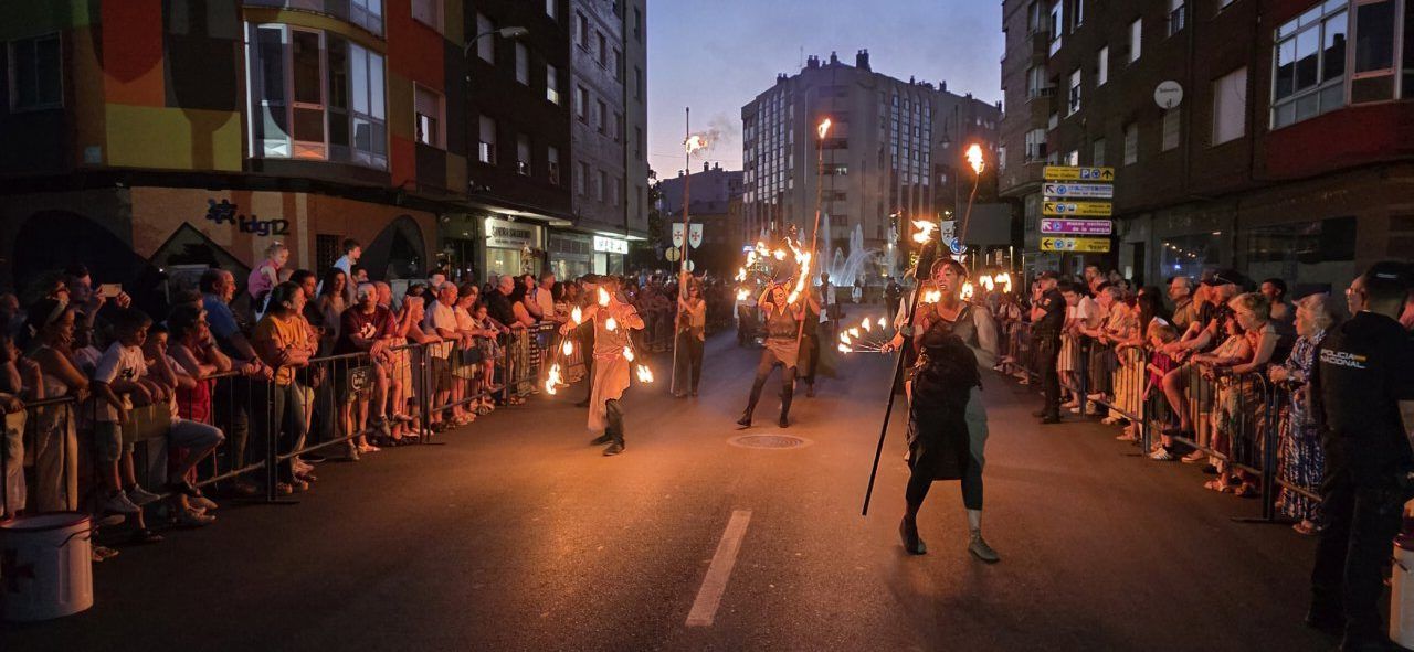 Participantes del desfile templario en Ponferrada con antorchas