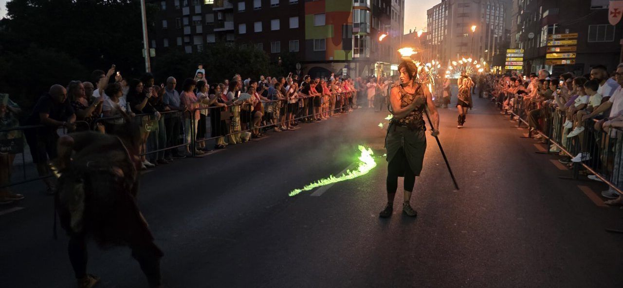 Participantes del desfile templario en Ponferrada con antorchas y fuego