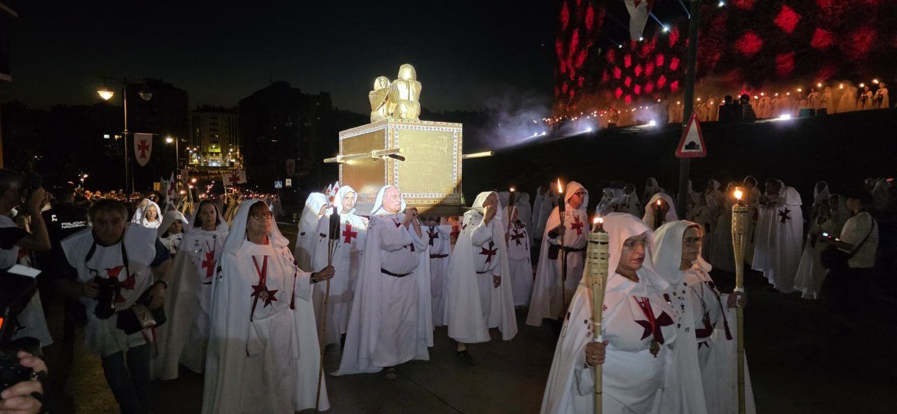 Participantes del desfile templario en Ponferrada con antorchas