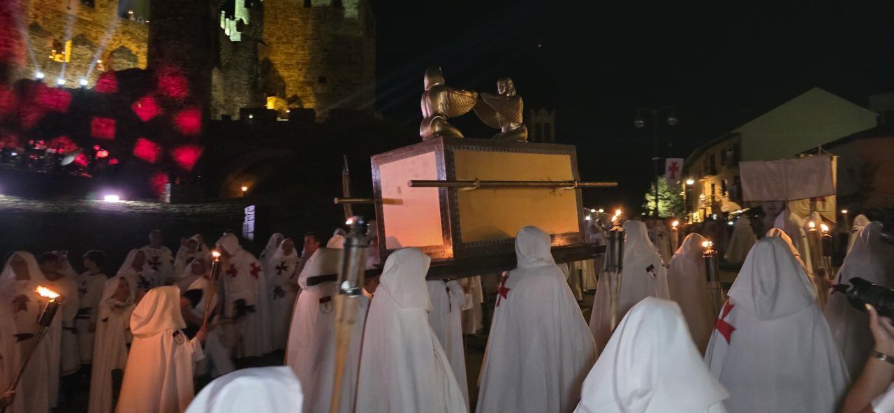 Desfile templario en Ponferrada con participantes en túnicas blancas