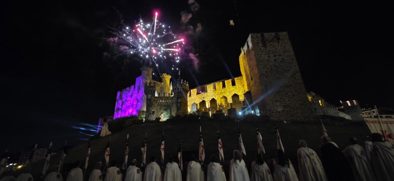 Fuegos artificiales iluminando el castillo en Ponferrada durante el desfile templario.