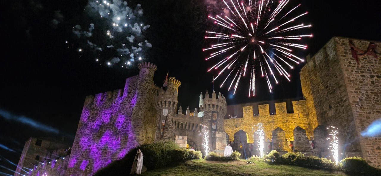 Castillo iluminado con fuegos artificiales durante el desfile templario en Ponferrada