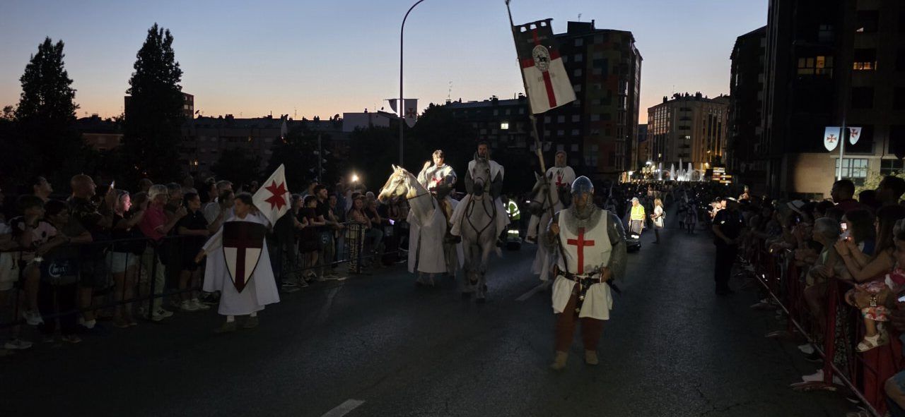 Desfile templario en Ponferrada con caballeros y público