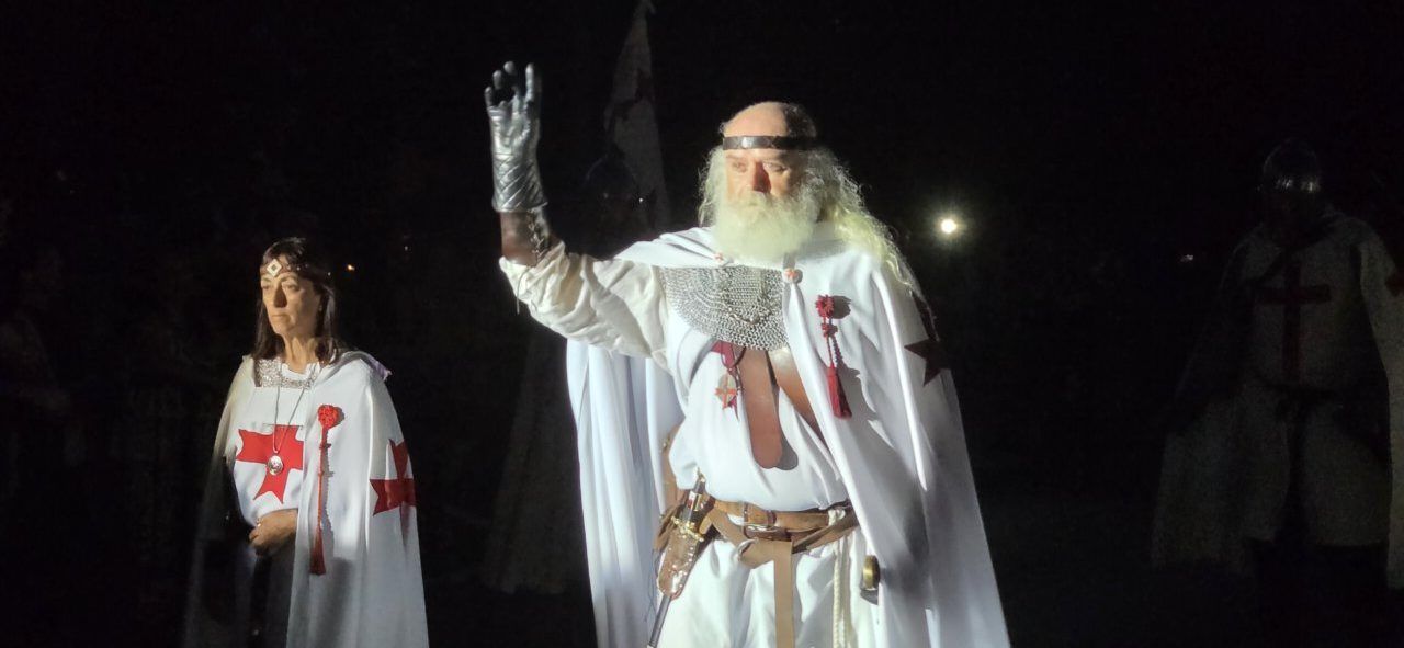 Hombre con barba y capa en un desfile templario en Ponferrada