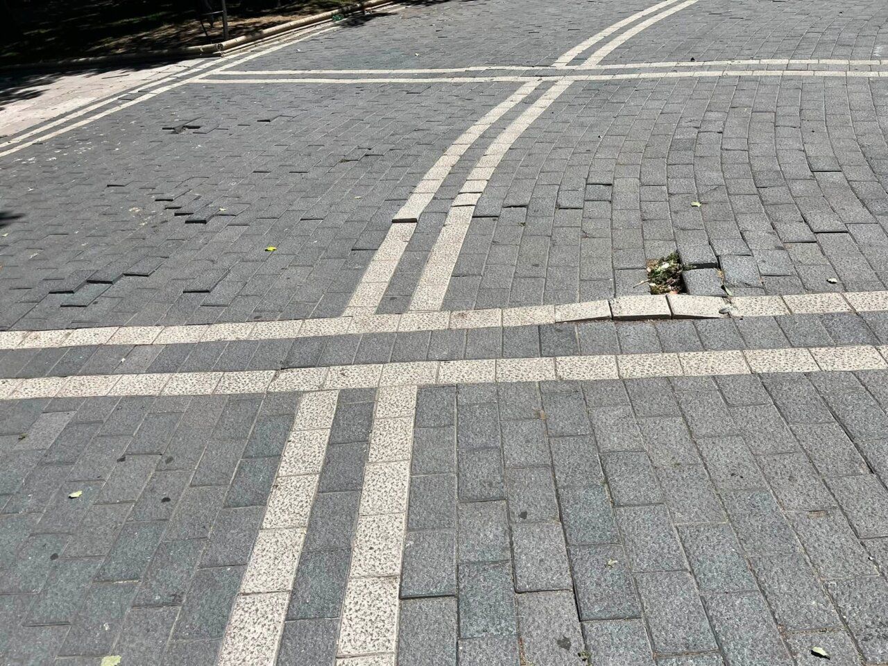 Pavimento deteriorado con baldosas rotas y hundidas en Zamora