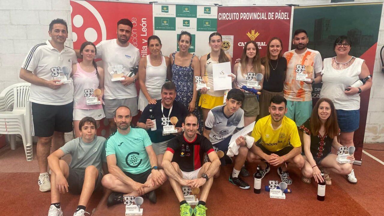 Jugadores posando con trofeos en el Abierto de Pádel Diputación de Zamora