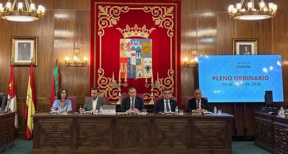 Reunión del pleno ordinario de la Diputación de Zamora con varios miembros presentes.