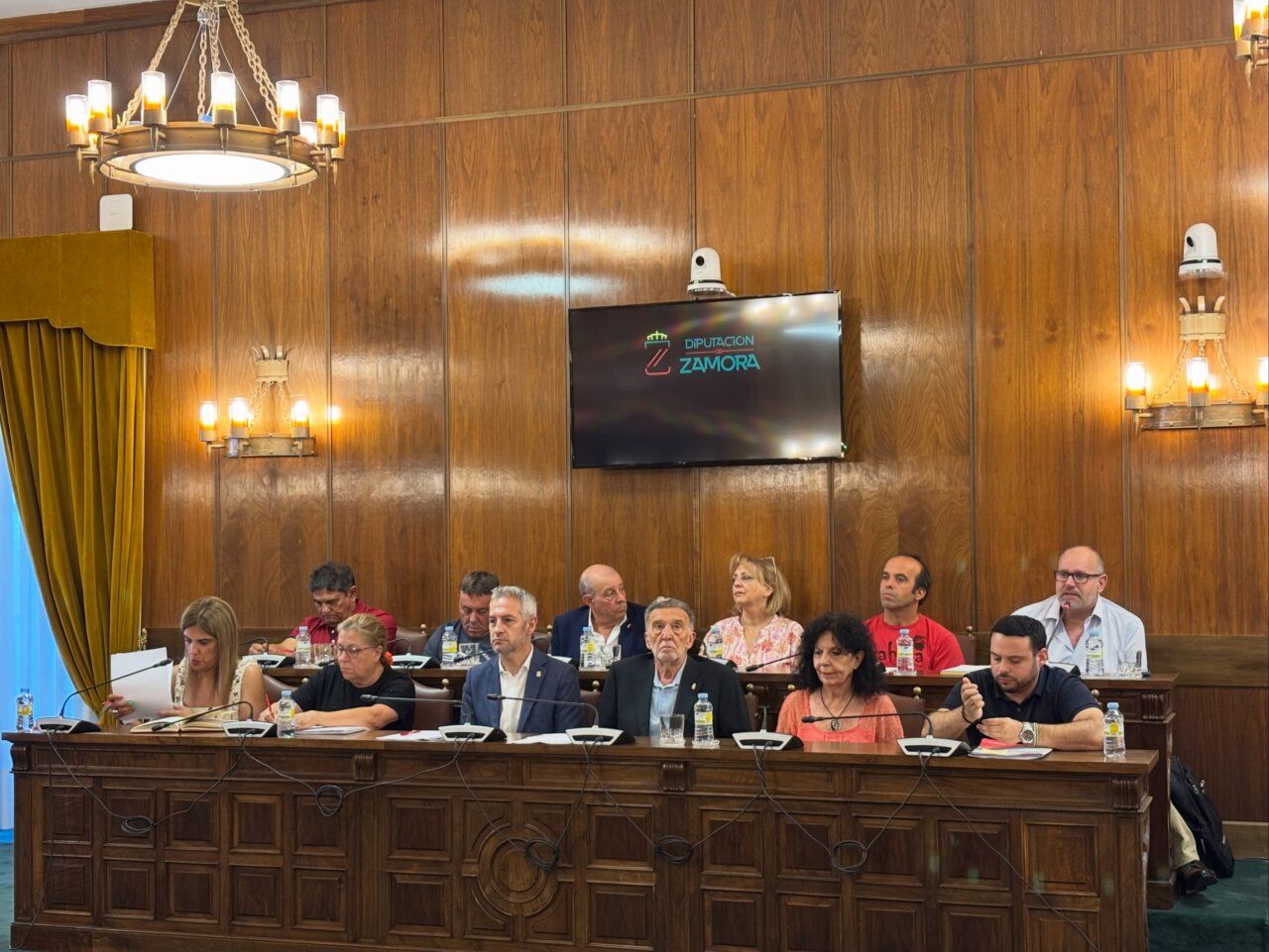 Reunión en la Diputación de Zamora sobre gestión del Teatro Ramos Carrión.