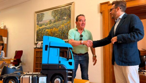 Jacinto Rodríguez Temprano entrega un camión artesano a la Diputación de Zamora