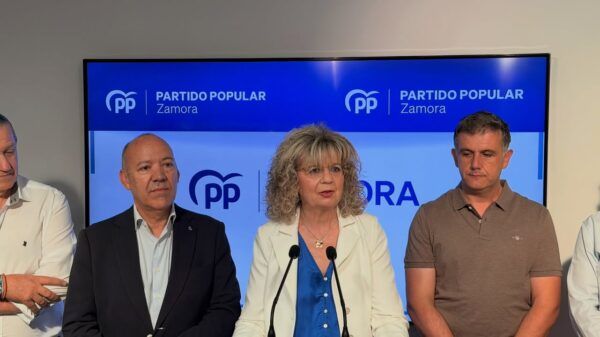Elvira Velasco hablando en un evento del Partido Popular en Zamora