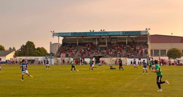 Partido amistoso entre Zamora CF y Oviedo B en el estadio municipal.