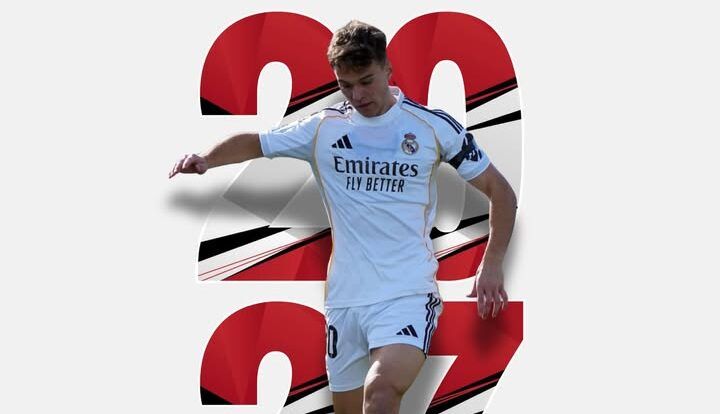 Eric Gómez jugando con la camiseta del Real Madrid en un anuncio de fichaje