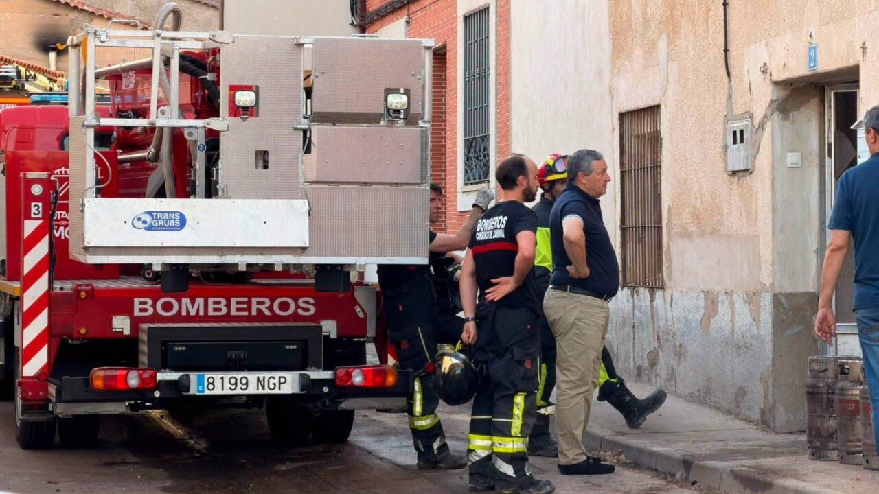 Bomberos y personas en la escena de un incendio en Moraleja del Vino