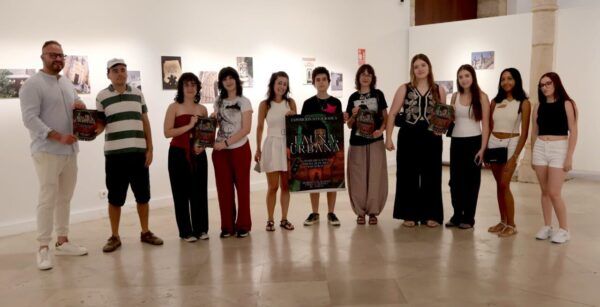 Grupo de jóvenes en la exposición Fauna Urbana en La Alhóndiga