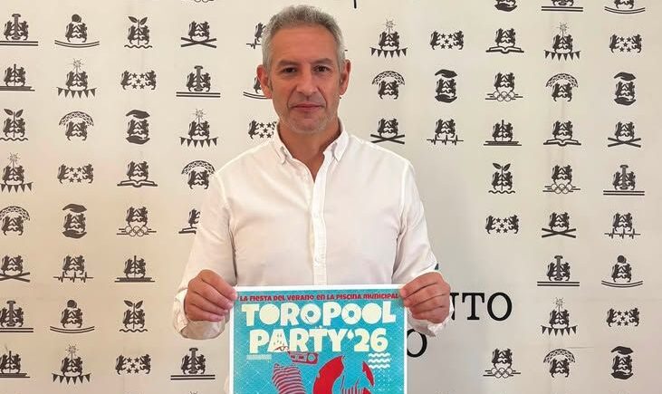 Hombre sosteniendo un cartel de la fiesta Toro Pool Party 26
