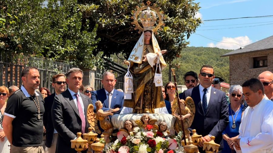 Celebración de la Virgen del Carmen en Asturianos con autoridades locales