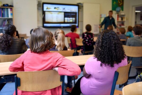 Estudiantes en clase de apoyo para la transición a la ESO
