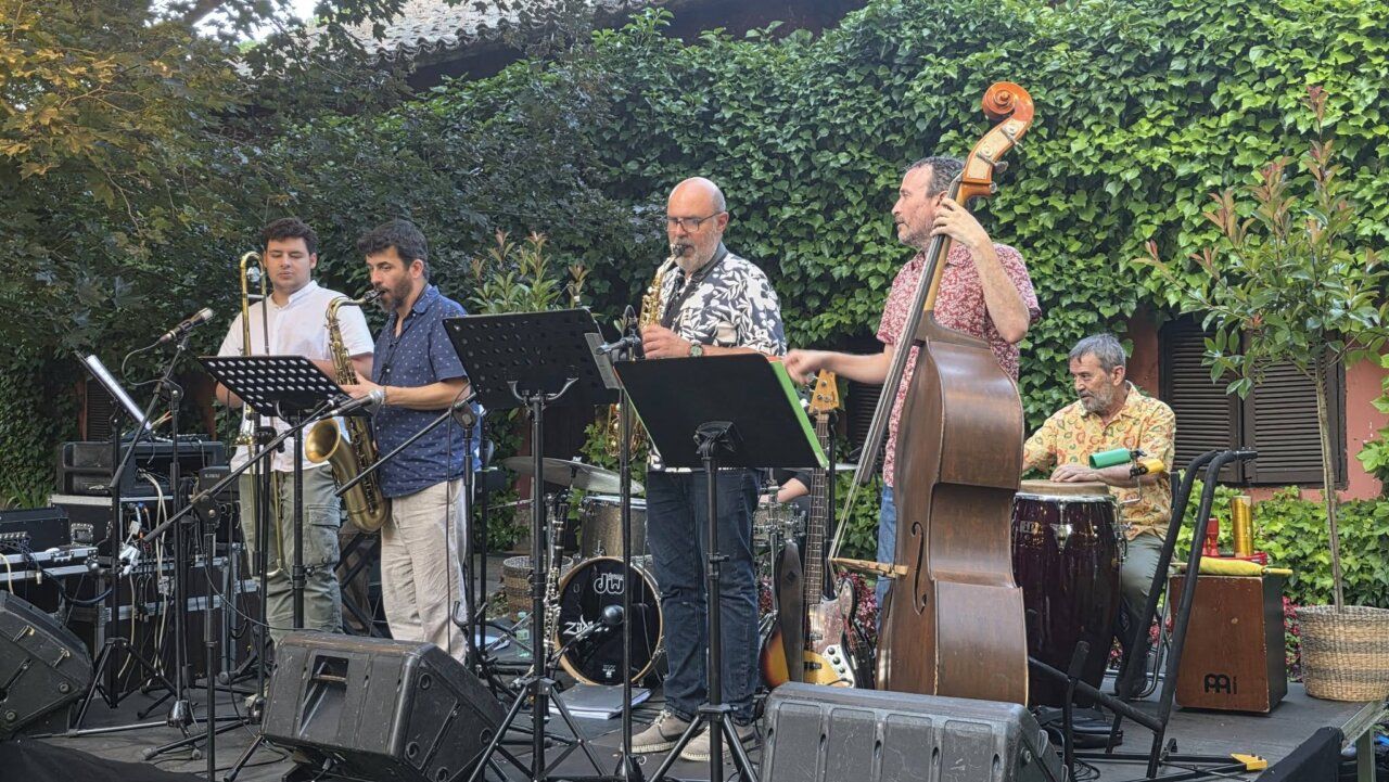 Músicos tocando en la celebración del décimo aniversario del restaurante Maradela.