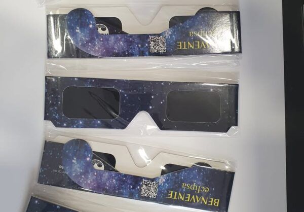 Gafas de eclipse solar en paquetes en una mesa