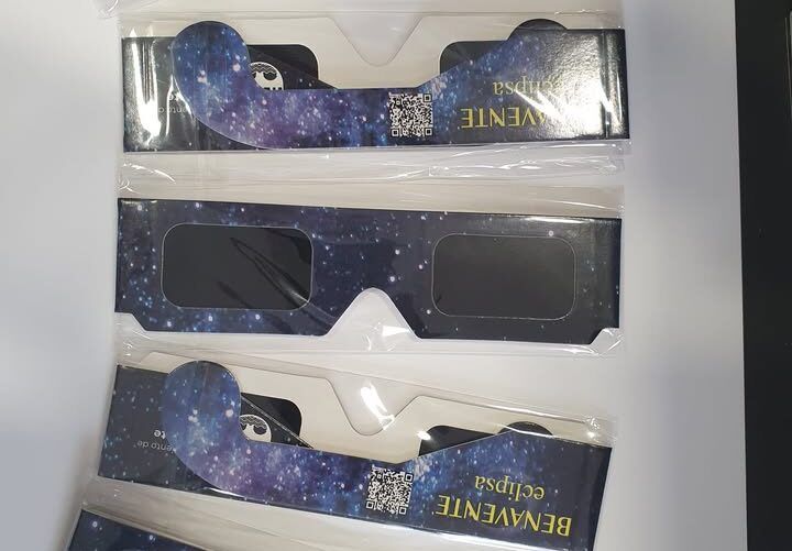Gafas de eclipse solar en paquetes en una mesa