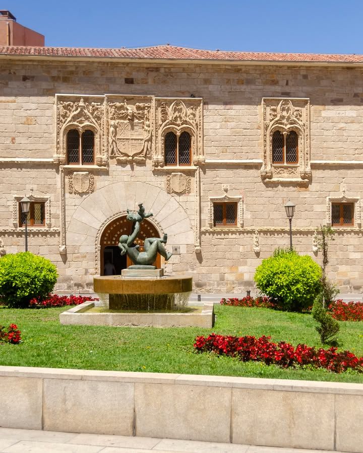 Fachada del Palacio de los Momos en Zamora con escudo y fuente