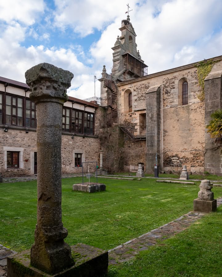 Vista del convento de San Francisco en Alcañices con columnas y jardín