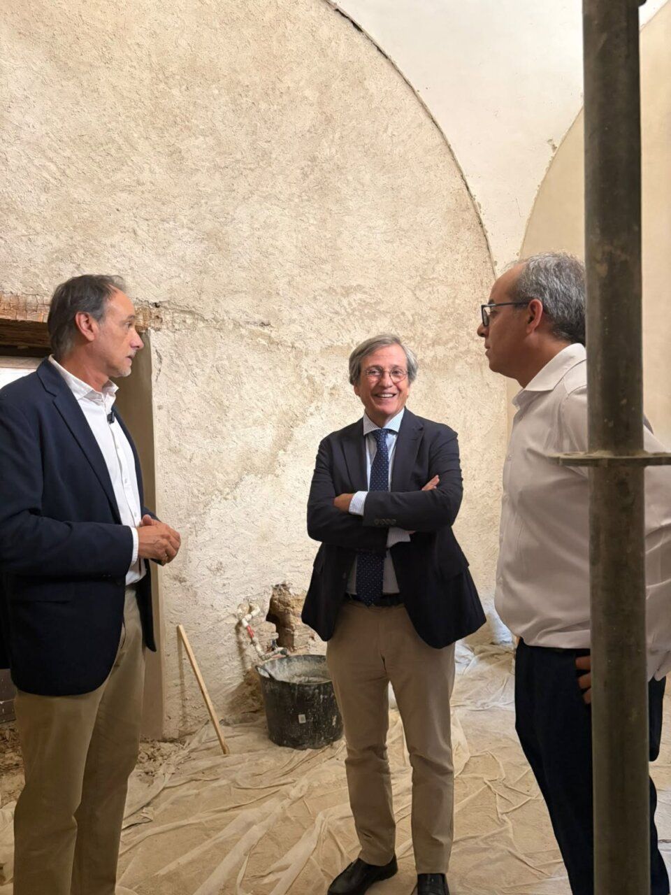 Reunión de personas en la iglesia de Santa María Magdalena en Zamora