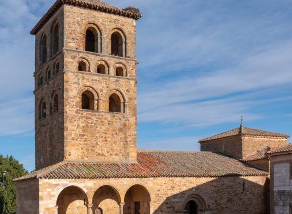 Iglesia de Santa María de Tábara con su torre románica y arquitectura histórica.