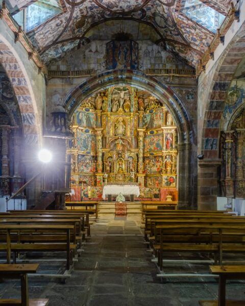 Interior de la iglesia de Santo Tomás con retablo renacentista