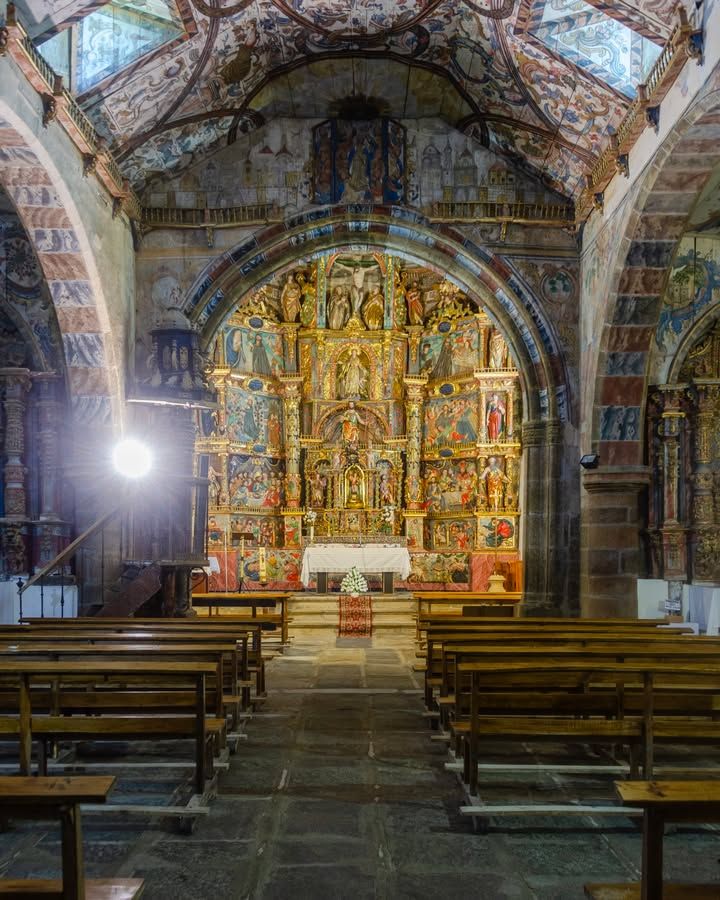 Interior de la iglesia de Santo Tomás con retablo renacentista