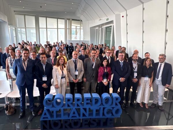 Grupo de personas en evento sobre el Corredor Atlántico Noroeste
