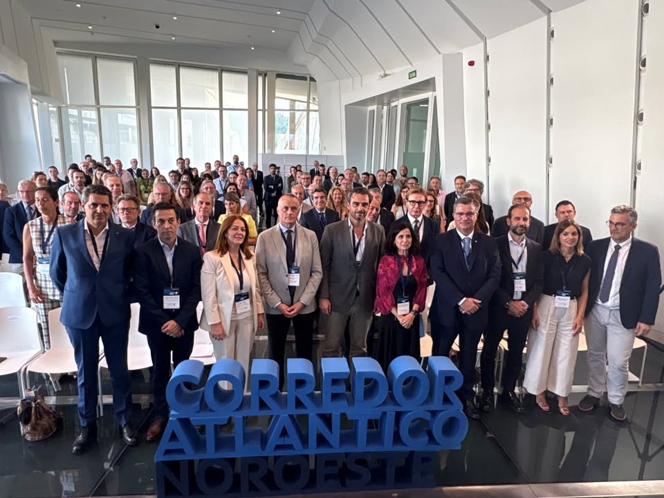 Grupo de personas en evento sobre el Corredor Atlántico Noroeste