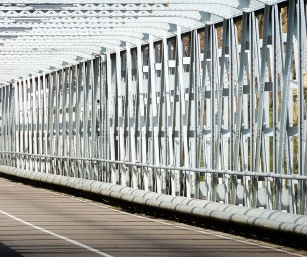 Vista del interior del Puente de Hierro en Zamora con estructura metálica.