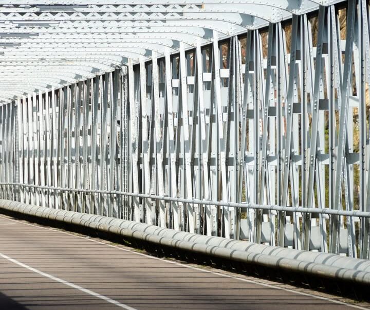 Vista del interior del Puente de Hierro en Zamora con estructura metálica.