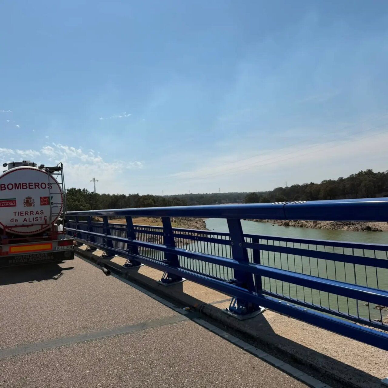 Camión de bomberos en el puente durante el incendio de Fermoselle