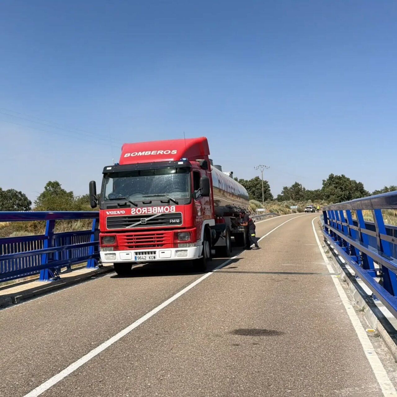 Camión de bomberos en la carretera durante el incendio de Fermoselle